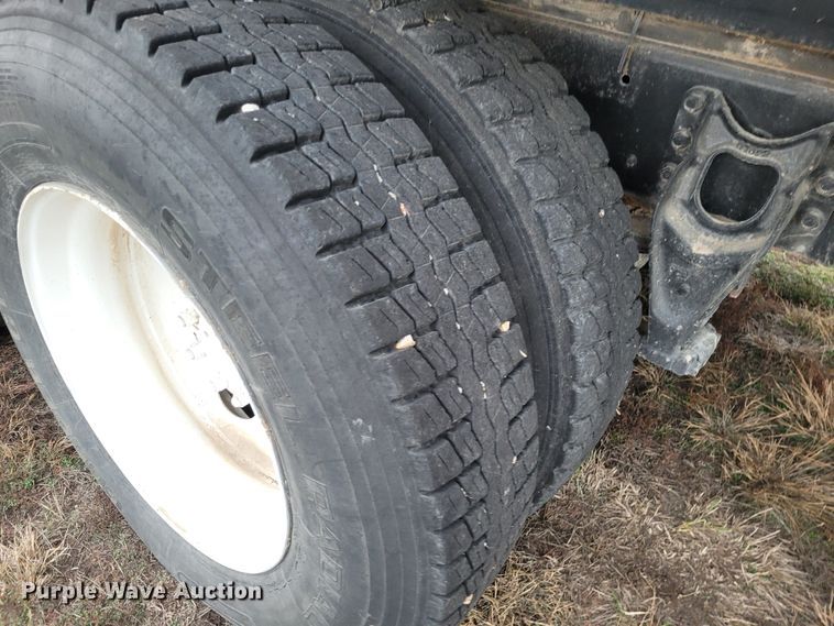 image for item EB9805 1988 International F2275  fertilizer delivery truck