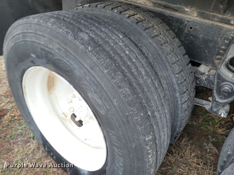 image for item EB9805 1988 International F2275  fertilizer delivery truck