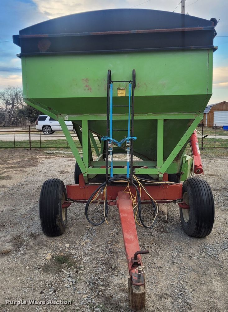 image for item EB9809 Parker 2600  gravity wagon