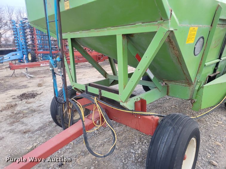 image for item EB9809 Parker 2600  gravity wagon