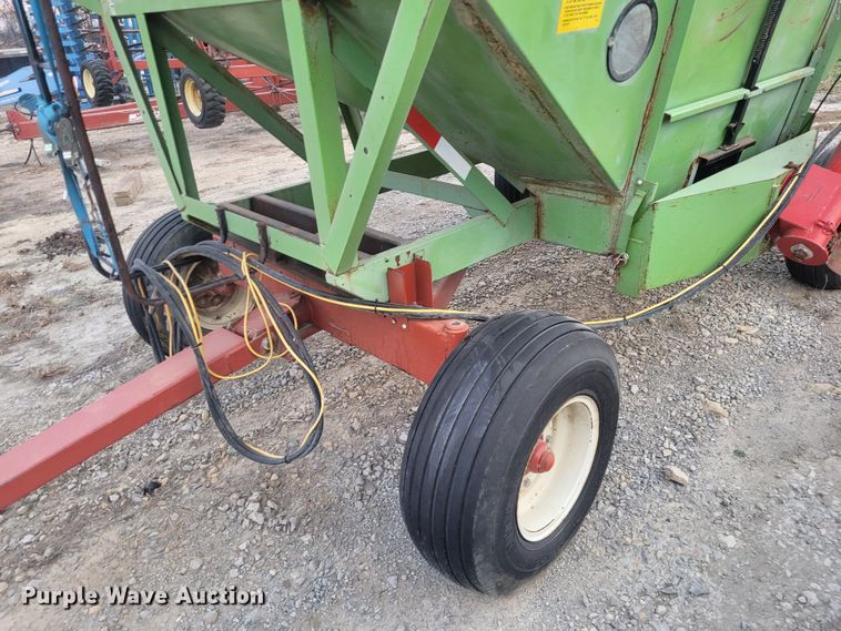 image for item EB9809 Parker 2600  gravity wagon