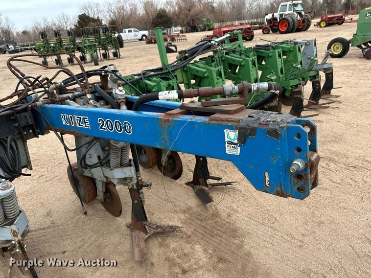 image for item EK9825 Kinze 2000  row crop cultivator