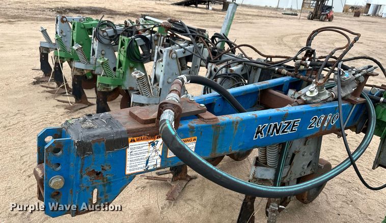image for item EK9825 Kinze 2000  row crop cultivator