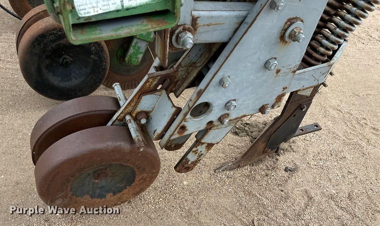 image for item EK9825 Kinze 2000  row crop cultivator