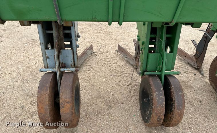 image for item EK9825 Kinze 2000  row crop cultivator