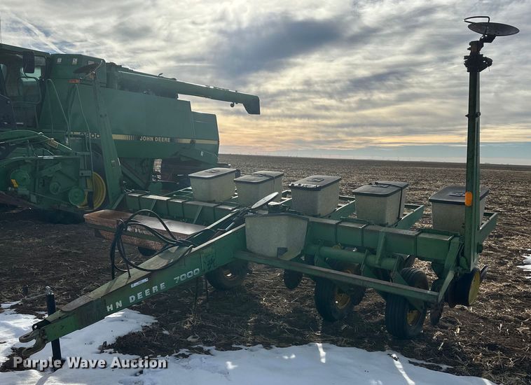image for item IU9207 John Deere 7000  no-till planter