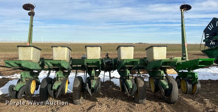 image for item IU9207 John Deere 7000  no-till planter