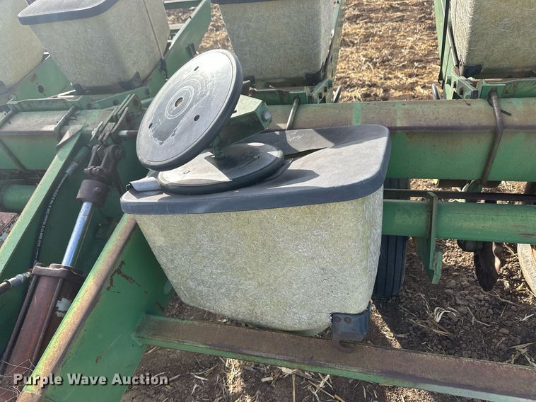 image for item IU9207 John Deere 7000  no-till planter