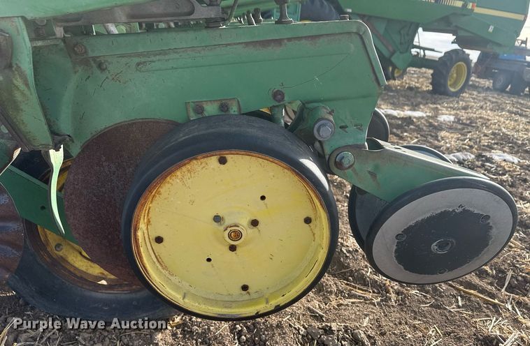 image for item IU9207 John Deere 7000  no-till planter