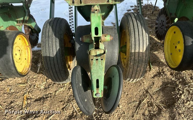 image for item IU9207 John Deere 7000  no-till planter