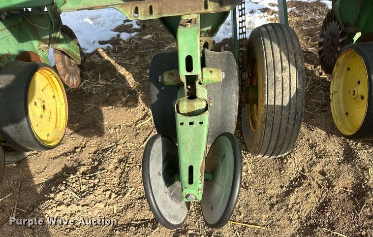 image for item IU9207 John Deere 7000  no-till planter