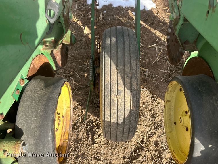 image for item IU9207 John Deere 7000  no-till planter