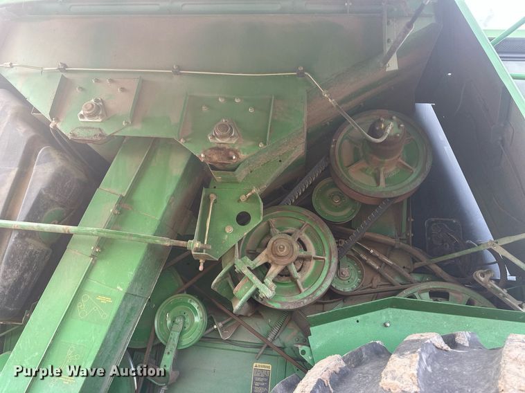 image for item IU9208 1991 John Deere 9600  combine
