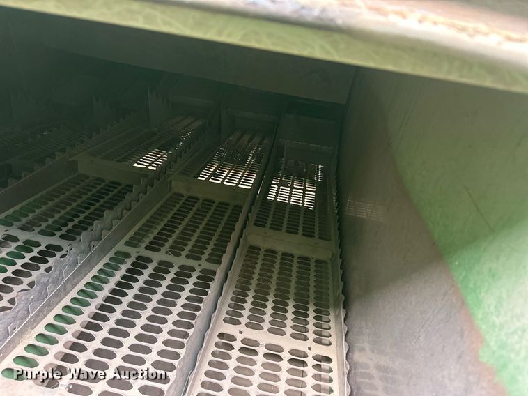 image for item IU9208 1991 John Deere 9600  combine