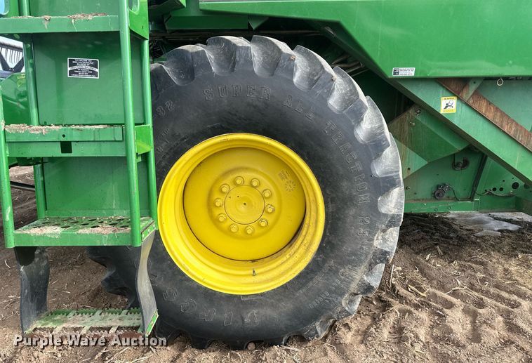 image for item IU9208 1991 John Deere 9600  combine
