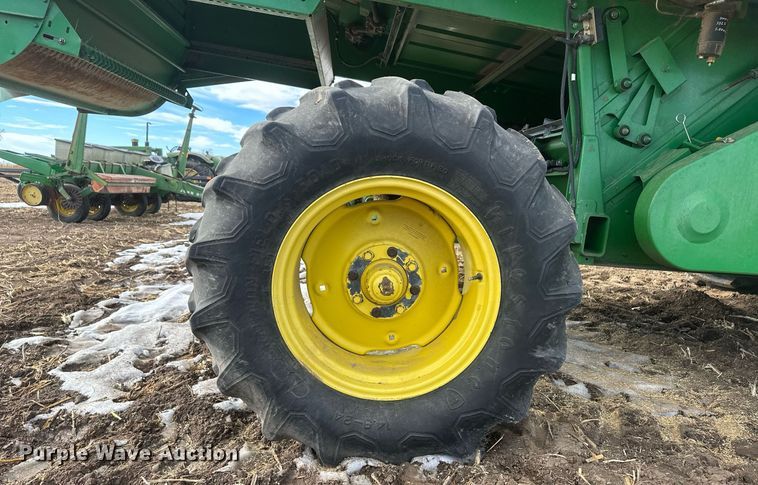 image for item IU9208 1991 John Deere 9600  combine