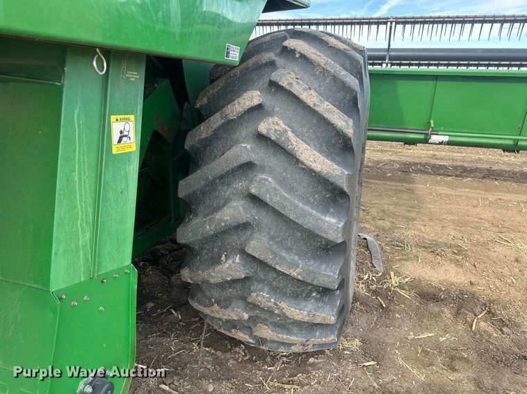 image for item IU9208 1991 John Deere 9600  combine