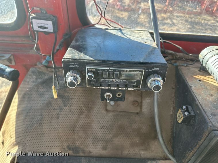 image for item IU9220 1976 Massey Ferguson 1085  tractor