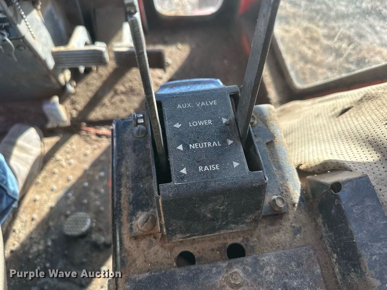 image for item IU9220 1976 Massey Ferguson 1085  tractor