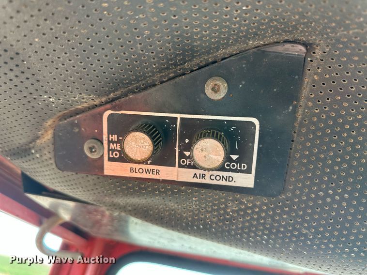 image for item IU9220 1976 Massey Ferguson 1085  tractor