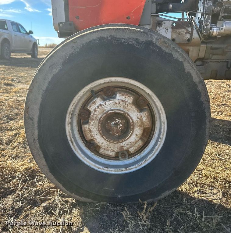 image for item IU9220 1976 Massey Ferguson 1085  tractor
