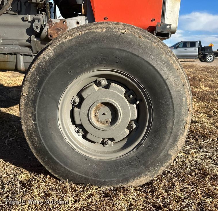 image for item IU9220 1976 Massey Ferguson 1085  tractor