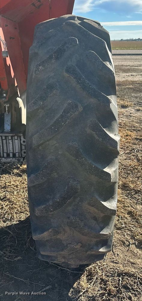 image for item IU9220 1976 Massey Ferguson 1085  tractor