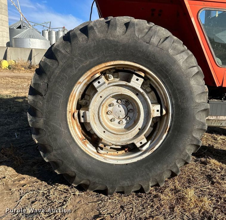 image for item IU9220 1976 Massey Ferguson 1085  tractor