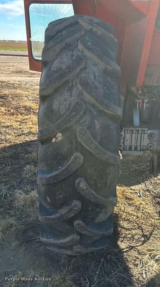 image for item IU9220 1976 Massey Ferguson 1085  tractor