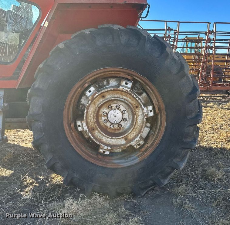 image for item IU9220 1976 Massey Ferguson 1085  tractor