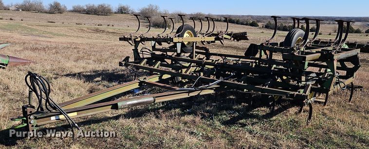 image for item LB9632 John Deere 1010  field cultivator