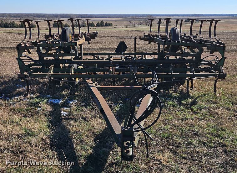 image for item LB9632 John Deere 1010  field cultivator