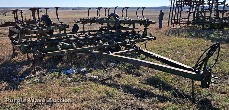 image for item LB9632 John Deere 1010  field cultivator