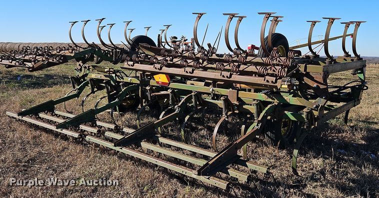 image for item LB9632 John Deere 1010  field cultivator