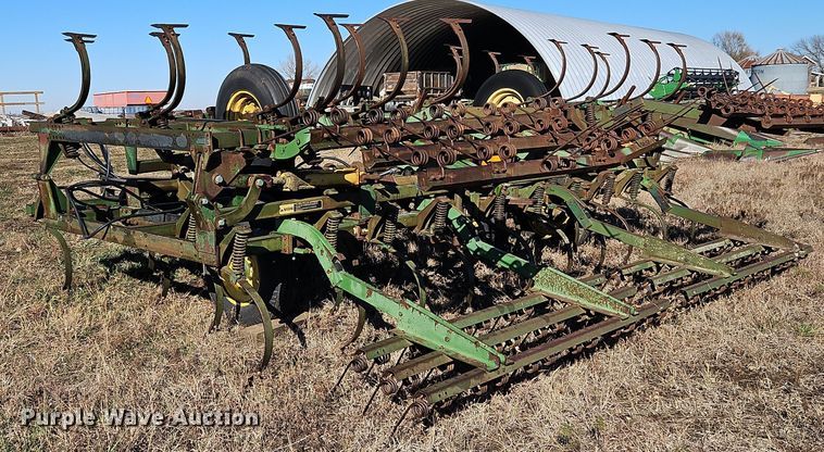 image for item LB9632 John Deere 1010  field cultivator
