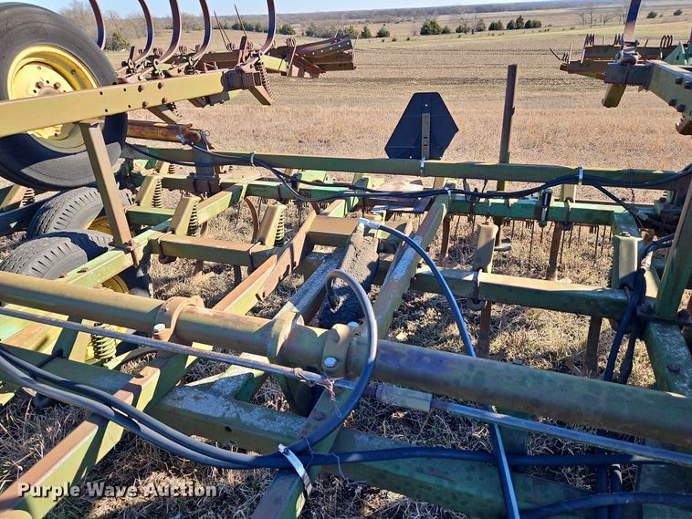 image for item LB9632 John Deere 1010  field cultivator