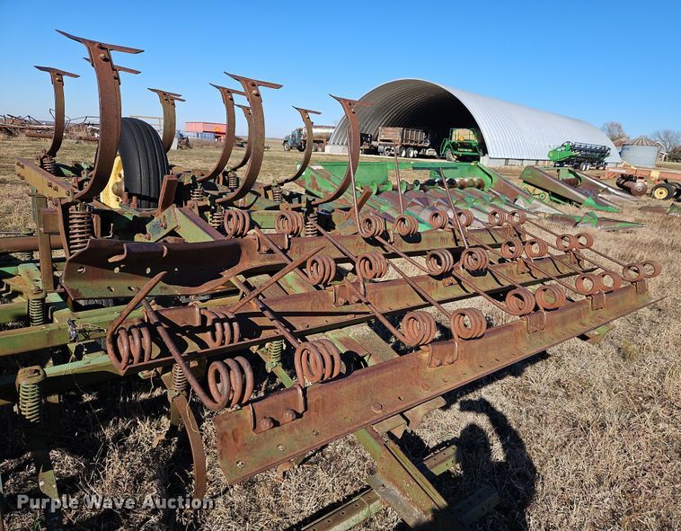 image for item LB9632 John Deere 1010  field cultivator