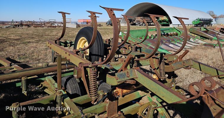 image for item LB9632 John Deere 1010  field cultivator