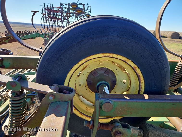 image for item LB9632 John Deere 1010  field cultivator