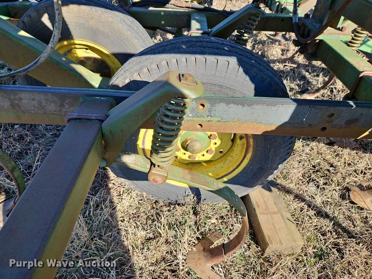 image for item LB9632 John Deere 1010  field cultivator