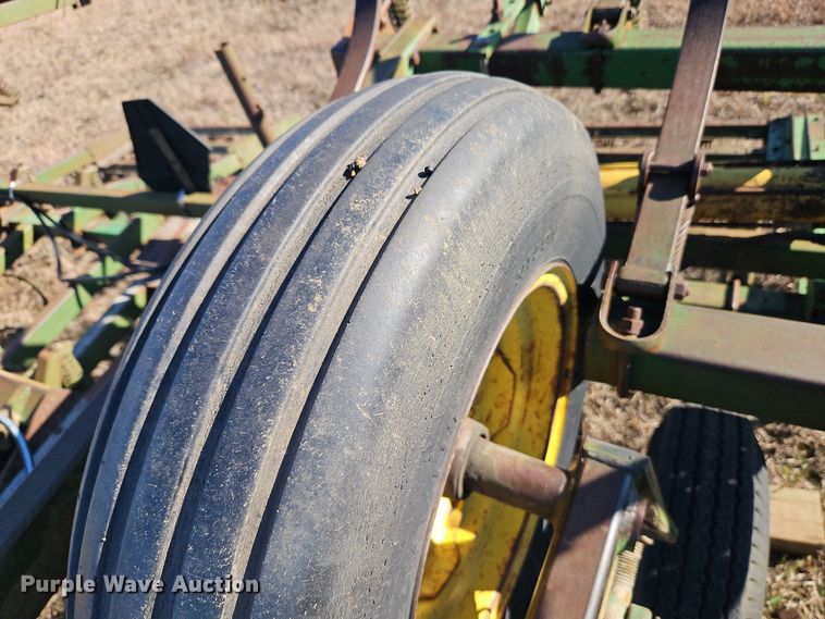 image for item LB9632 John Deere 1010  field cultivator