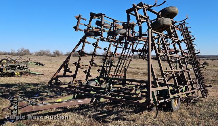 image for item LB9633 John Deere 960  field cultivator