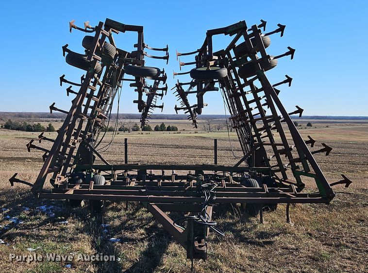 image for item LB9633 John Deere 960  field cultivator