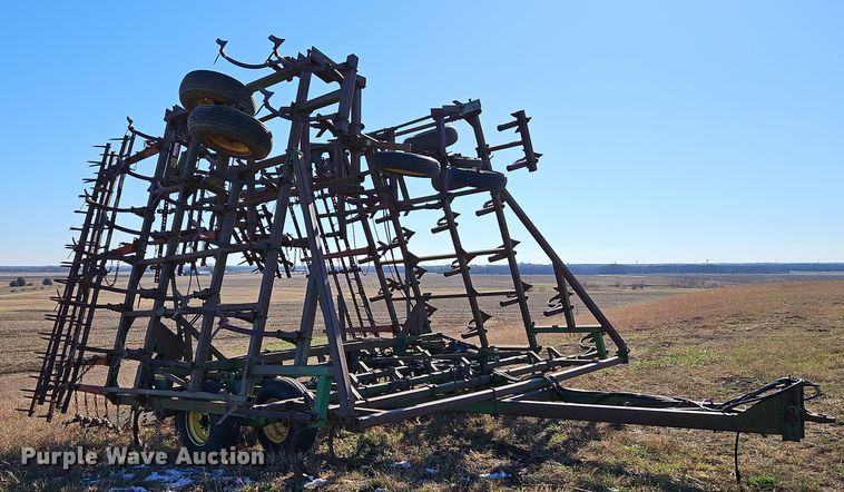 image for item LB9633 John Deere 960  field cultivator