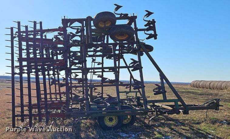 image for item LB9633 John Deere 960  field cultivator