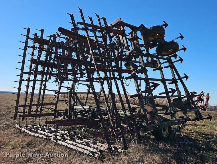 image for item LB9633 John Deere 960  field cultivator