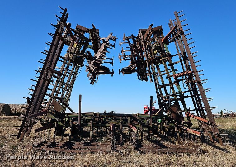 image for item LB9633 John Deere 960  field cultivator