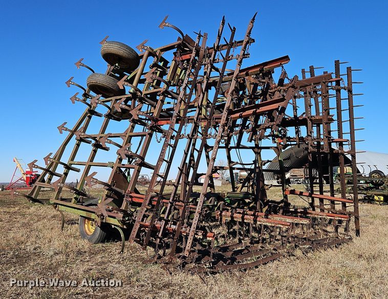 image for item LB9633 John Deere 960  field cultivator