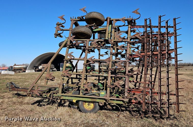 image for item LB9633 John Deere 960  field cultivator