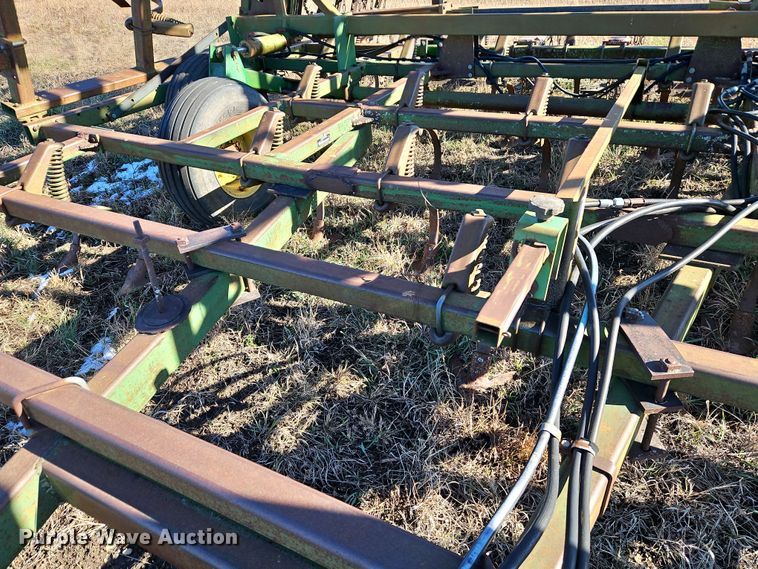 image for item LB9633 John Deere 960  field cultivator